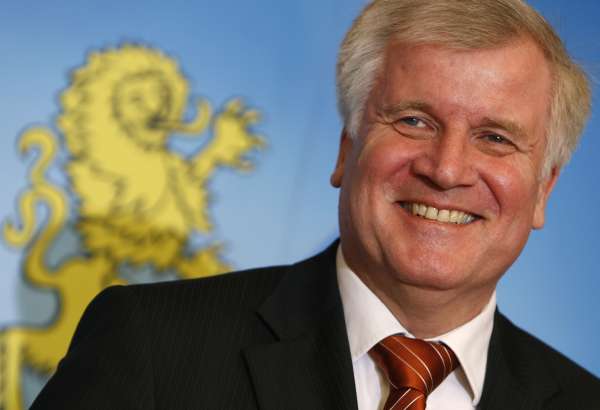 Nové Slunce nad Bavorskem, téměř stále usměvavý Seehofer.
