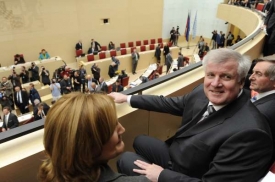 Seehofer. Z tribuny pro diváky do křesla premiéra.