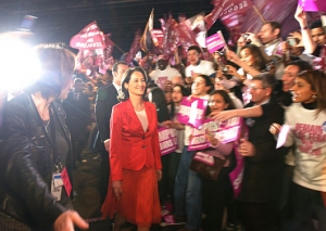 S&eacute;golene Royalov&aacute; během sv&eacute; volebn&iacute; kampaně.