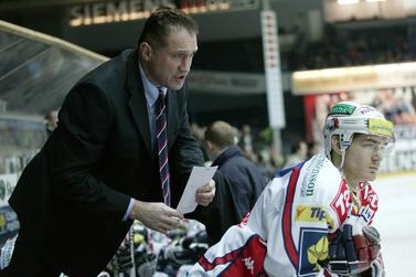 Jiří Šejba na pardubické střídačce v sezoně 2004/05.