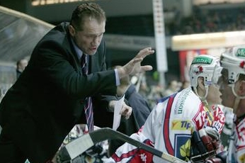 Jiří Šejba na pardubické střídačce v sezoně 2004/05. Jiří Šejba na pardubické střídačce v sezoně 2004/05.