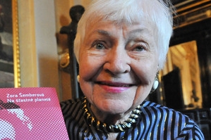 Zora Šemberová se svou knihou vzpomínek.