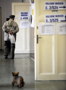 Na snímku volební místnost v holešovickém gymnáziu.