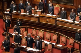 Italsk&yacute; sen&aacute;t drž&iacute; minutu ticha za zesnulou pecientku v k&oacute;matu.