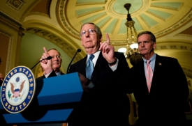 Zleva senátoři Lamar Alexander, Mitch McConnell a Judd Gregg.