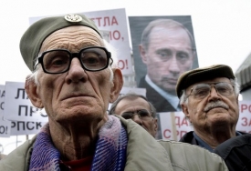 Srbové protestují proti sankcím EU. Banja Luka, říjen 2007.