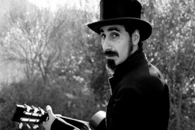 V&yacute;jimečn&aacute; postava hudebn&iacute; sc&eacute;ny Serj Tankian.
