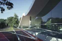 Pavilon galerie Serpentine od Niemeyera.