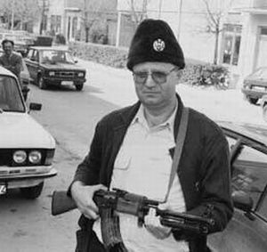 Šešelj se samopalem AK-47