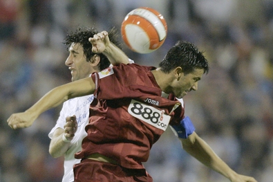 Jose Luis Marti (vpravo, Sevilla) a Diego Alberto Milito (Zaragoza)