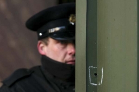 Severoirský policista střeží místo sobotního útoku na britské vojáky. Severoirský policista střeží místo sobotního útoku na britské vojáky.