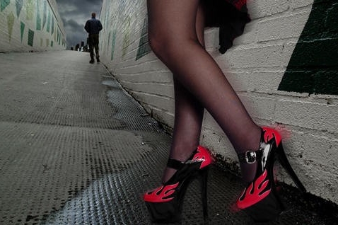 V Anglii a ve Walesu působí odhadem 80  tisíc prostitutek.