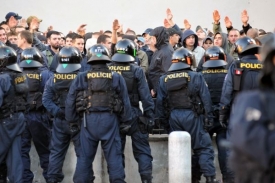 Hajlující Chorvati v ulicích Prahy.