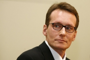 Sgarbi ženy nejdř&iacute;ve svedl a pak vyd&iacute;ral.