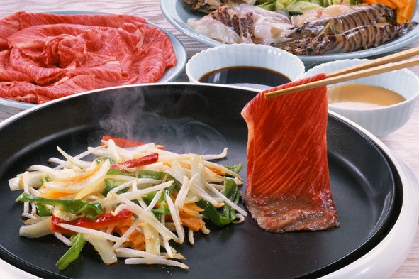 Pokrm shabu shabu se bez interakce hosta neobejde.