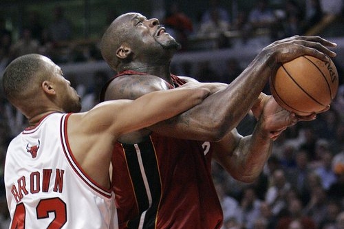P.J. Brown z Chicago Bulls (vlevo) blokuje Shaquille O'Neala z Miami Heat's. 