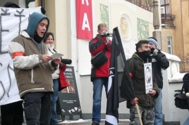 Projev se uskutečnil před pardubickým divadlem.