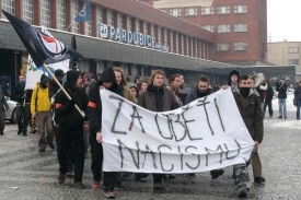 Extrémisté procházeli městem. Címem bylo Náměstí Republiky.