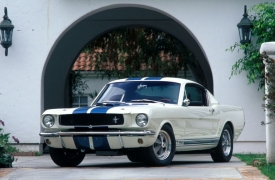 Počátek spolupráce mezi automobilkou Ford a Carolem Shelbym. Ford Mustang Shelby GT 350 z roku 1965, dnes ceněný sběratelský unikát.