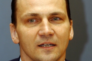 Polský ministr obrany Radek Sikorski v pondělí podal demisi. Polský ministr obrany Radek Sikorski v pondělí podal demisi.