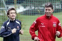 Jaroslav Šilhavý (vpravo) jako reprezentační asistent spolu s Tomášem Rosickým