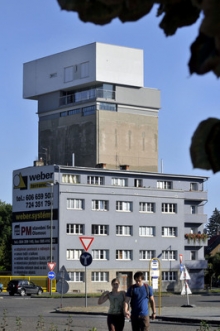 Nezvyklou vilu navrhli architekti Szymon Rozwalka a Tomáš Pejpek. Nezvyklou vilu navrhli architekti Szymon Rozwalka a Tomáš Pejpek.