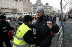 Kontrola návštěvníků silvestrovských oslav.