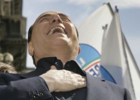 Silvio Berlusconi je proslulý svým vtipkováním, ne každý ho snese.
