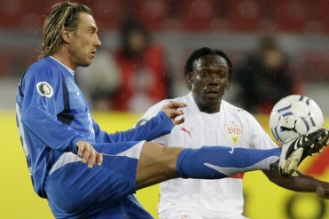 Jan Šimák (vlevo) v pohárovém utkání proti Stuttgartu.