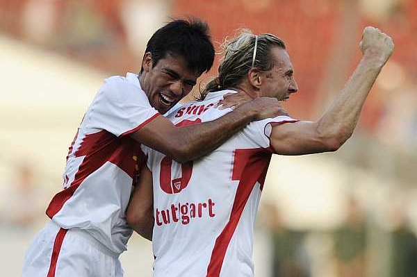 Fotbalista Jan Šimák (vpravo) si podmaňuje Stuttgart.
