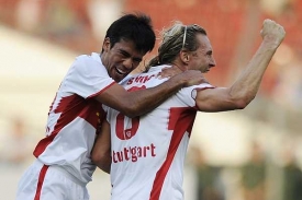 Fotbalista Jan Šimák (vpravo) si podmaňuje Stuttgart.