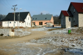 Na asfaltovou cestu čekají léta - stavbu blokuje obecní kverulant.