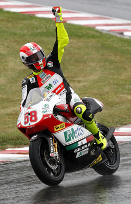 Vítěz závodu kubatury do 250 ccm Marco Simoncelli.