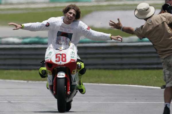 Marco Simoncelli slaví v Sepangu titul mistra světa.