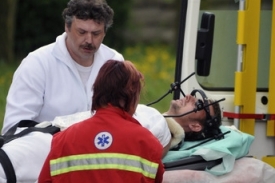 Zraněný plošinář Zdeněk Simota při transportu.