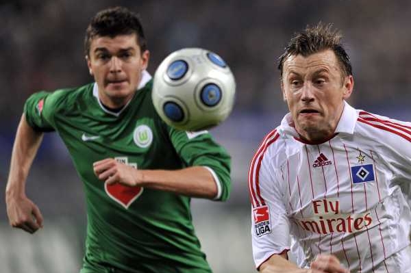 Jan Šimůnek v dresu Wolfsburgu stíhá Oliče z Hamburku.