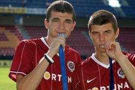 Jna Šimůnek (vlevo na snímku se stříbrnou medailí z mistrovství světa týmů do 20 let) v pondělí přestoupil ze Sparty do Wolfsburgu. 