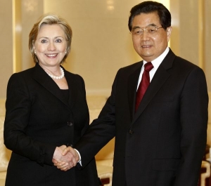 Clintonov&aacute; s prezidentem Chu Ťin-tchaem. Dobr&eacute; vztahy slouž&iacute; v&scaron;em.