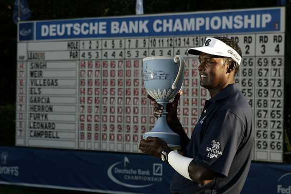 Vijay Singh s trofejí pro vítěze turnaje v americkém Nortonu.