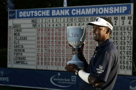 Vijay Singh s trofejí pro vítěze turnaje v americkém Nortonu.