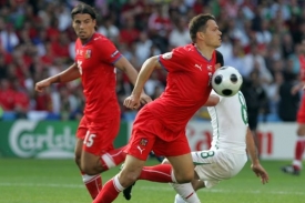 Nejlep&scaron;&iacute; česk&yacute; hr&aacute;č Libor Sionko (vpravo) v utk&aacute;n&iacute; s Portugalskem.