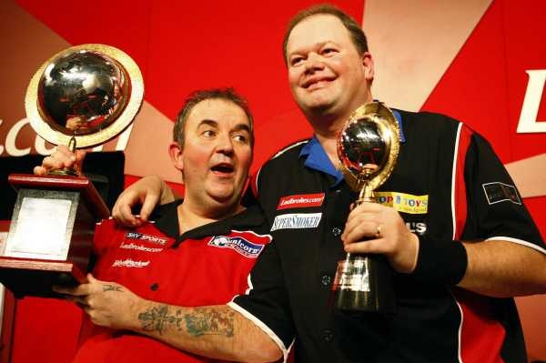 Nově korunovaný král šipek Phil Taylor (vlevo).