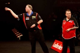 Šipkař Raymond van Barneveld (vlevo).
