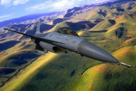 Americký letoun F-16 Falcon.