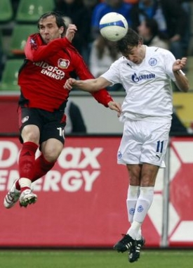 Radek Šírl (v bílém) v souboji s Gekasem z Bayeru. Radek Šírl (v bílém) v souboji s Gekasem z Bayeru.