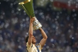 Fotbalista Petrohradu Radek &Scaron;&iacute;rl s trofej&iacute; pro v&iacute;těze Poh&aacute;ru UEFA.