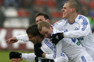 Fotbalista Radek Šírl (vlevo) právě trefil titul pro Petrohrad