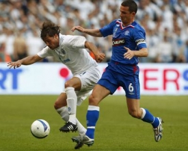 Radek &Scaron;&iacute;rl v souboji s hr&aacute;čem Glasgow Rangers během fin&aacute;le Poh&aacute;ru UEFA
