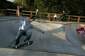 Skateři a policisté: podle zadavatelů reklamy odvěcí nepřátelé.