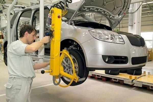 Automobilovým výrobcům klesla výroba téměř o třetinu. Automobilovým výrobcům klesla výroba téměř o třetinu.